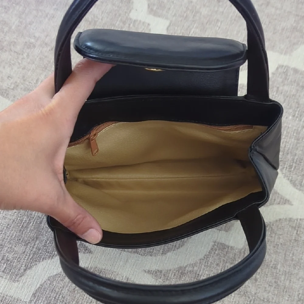 Vintage Soft Black Leather Minimalist Hand Bag with Structured Design - Picture 6 of 6